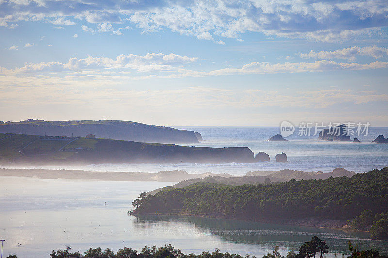 Mogro estuary。高尔夫球场Abra del Pas, Mogro, Cantabria